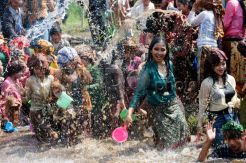 Perang Air di Cihideung Festival