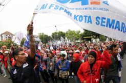 Buruh di Semarang Tuntut Kenaikan Upah