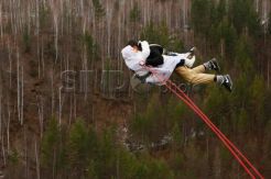 Olahraga Ekstrim Rope-jumping Pasangan Baru Menikah