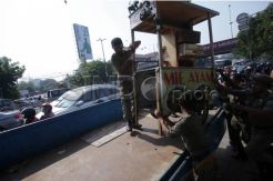 Satpol PP Tertibkan PKL di Tendean Jaksel