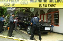 Petugas Olah TKP Penembakan Mobil Amien Rais
