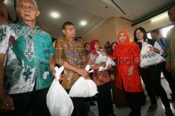 Mensos Khofifah Bersama Artha Graha Peduli Beri Bantuan Pejuang Seroja