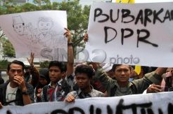 Mahasiswa di Semarang Tuntut Bubarkan DPRRI