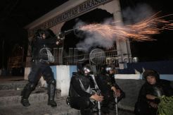 Polisi Bubarkan Paksa Pengunjuk Rasa di Makassar