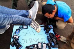 Aksi Kecam Kekerasan Polisi Terhadap Wartawan Makassar di Bandung