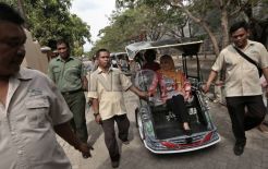Mensos Naik Becak Motor Tinjau Kawasan Padat Penduduk Makassar