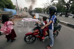 Aksi Unjuk Rasa Jadi Tontonan Warga