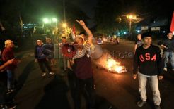 Mahasiswa Bakar Ban di Cikini Protes Kenaikan BBM