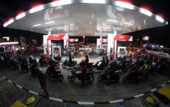 Warga Semarang Antre Ratusan Meter di SPBU