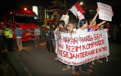 Mahasiswa UIN Tahan Mobil Tangki