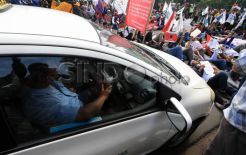 Massa Aksi Tolak BBM Tiduran Tutup Jalan Depan Istana