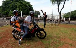 Hindari Demo BBM, Pemotor Lewat Jalur Hijau