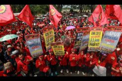 Buruh di BandungTuntut Kenaikan UMK
