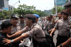 Demo Tolak Kenaikan Harga BBM di Semarang Berakhir Ricuh