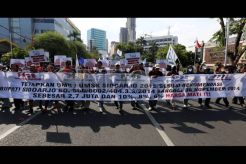 Buruh di Jawa Timur Tuntut Upah Layak