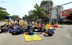 Tidur di Jalan Tolak Kenaikan BBM