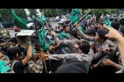 Demo Tolak Kenaikan Harga BBM di Bandung Berakhir Ricuh