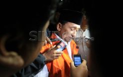 Fuad Amin Tertunduk Lesu Saat Digiring ke Tahanan