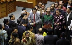 Ketua DPR Beri Potongan Tumpeng ke MenkumHAM Seusai Rapat Paripurna