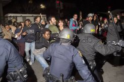 Mahasiswa AS di Berkeley Bentrok dengan Polisi