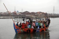 Buruh Pabrik di Tanjung Emas