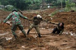 Ratusan Relawan Terus Lakukan Pencarian Korban Longsor