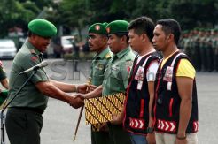 Dua Anggota TNI dan Dua Polisi Terima Penghargaan Dari Pangdam V/Brawijaya