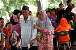 Warga Antre Dana PSKS