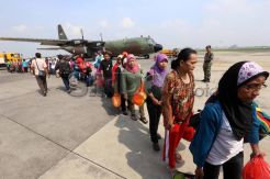 Ratusan TKI Ilegal Tiba di Bandara Juanda