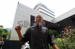 Saan Mustofa Jenguk Anas Urbaningrum di Rutan KPK