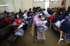 Gereja Terendam Banjir, Jemaat Tetap Selenggarakan Misa Natal