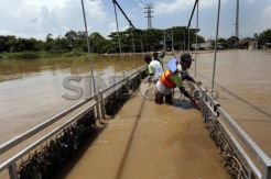 Bersihkan Sampah Akibat Banjir