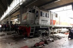 Lokomotif Tabrak Peron Stasiun Kota