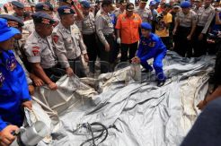 Hari Ini Tim SAR Temukan Serpihan Pesawat AirAsia QZ8501