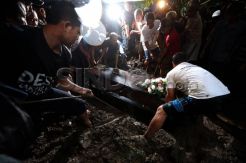 Jenazah Lutfiyah Hayati Dimakamkan