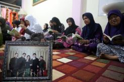 Keluarga Pramugari AirAsia Khairunisa Gelar Doa Bersama