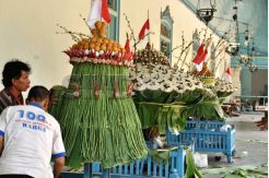 Abdi Dalem Siapkan Gunungan Grebeg Mulud