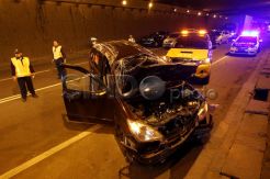Minibus Terguling di Tol JORR TMII-Pondok Pinang