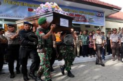 Tiga Jenazah Korban AirAsia QZ8501 Diserahkan Kepada Keluarganya