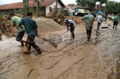 Bersihkan Lumpur Sisa Banjir