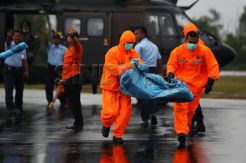 Helikopter Singapura Bawa Satu Jenazah dan Kursi Pramugari
