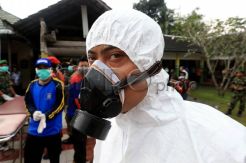 Petugas SAR Gunakan Pakaian Khusus Anti Bakteri