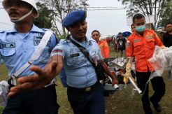 Helikopter Sea Hawk Amerika Serikat Bawa Serpihan AirAsia