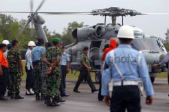 Jenderal Moeldoko Terbang Dengan Seahawk ke Kapal USS Sampson