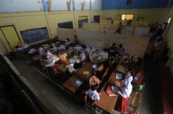 Siswa SD Negeri Lebakwangi Bandung Terpaksa Belajar di GOR