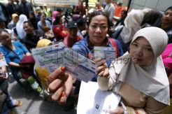 Warga Bandung Antre Kartu BPJS