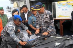KRI Ahmad Yani Serahkan Serpihan AirAsia QZ8501 ke KNKT