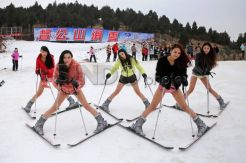 Lima Wanita Cantik Bermain Ski Tanpa Celana