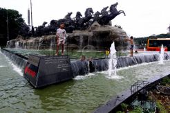 Bermain di Kolam Air Mancur Patung Kuda Arjuna Wiwaha