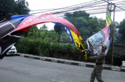 Spanduk Liar di Depok Ditertibkan